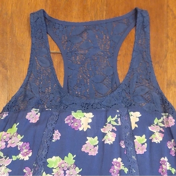 Medium Floral Blue Sleeveless Top - Picture 4 of 15